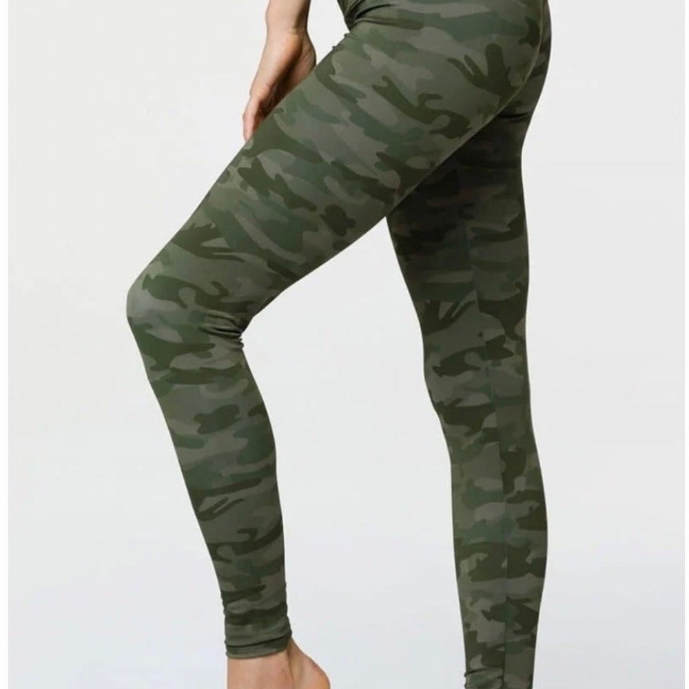 Onzie High Rise Camo Leggins- Size S/M